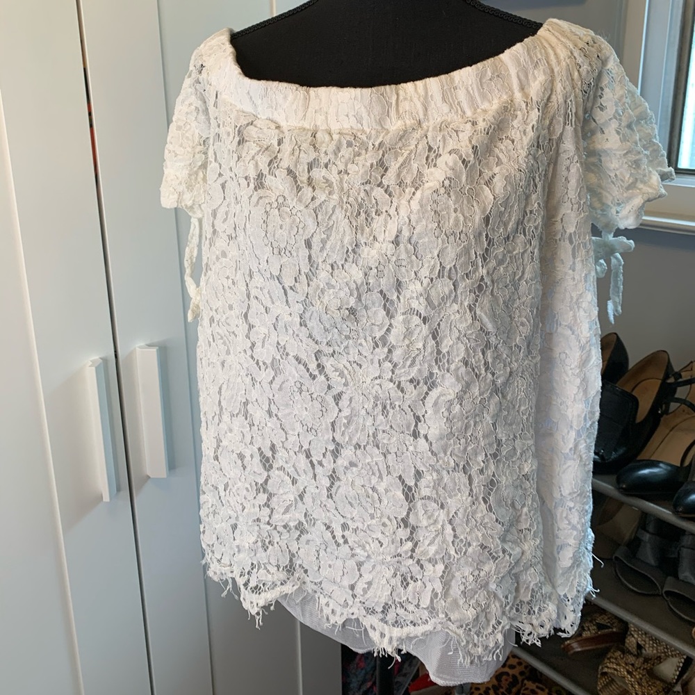 WHITE LACE TOP.